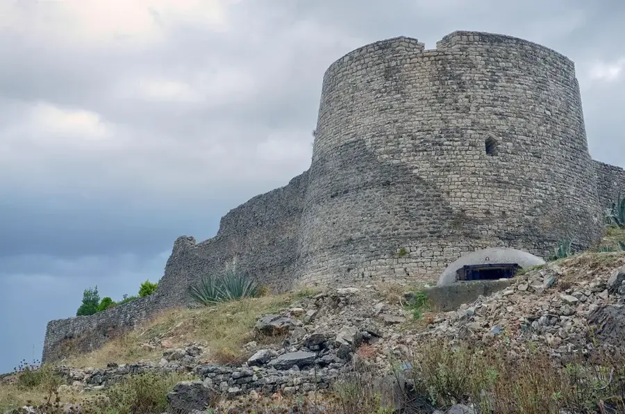 Burg Lëkurësi — Das Blaue Auge (Albanien)