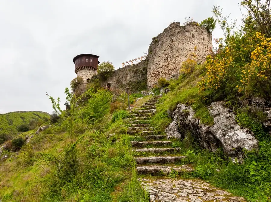 Petrelai vár — Dajti-hegy (Albánia)