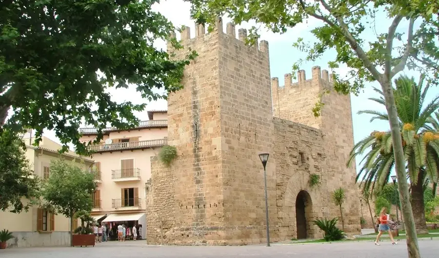 Alcúdia — Ibiza-Stadt (Spanien)