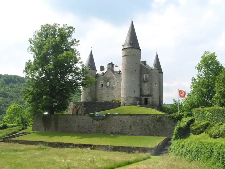 Castle of Vêves (courtyard)