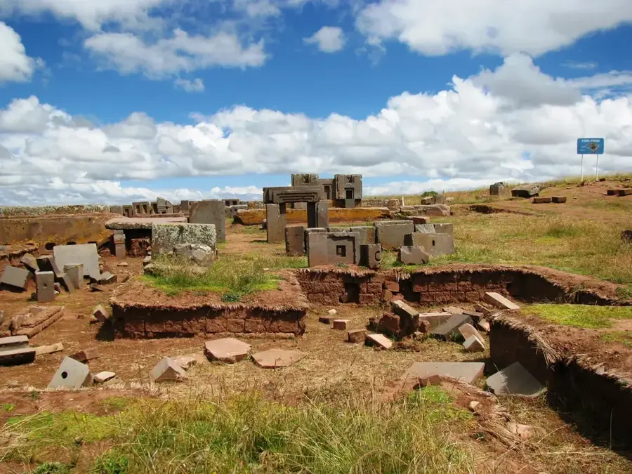 Puma Punku — Ancohuma (Bolivia)