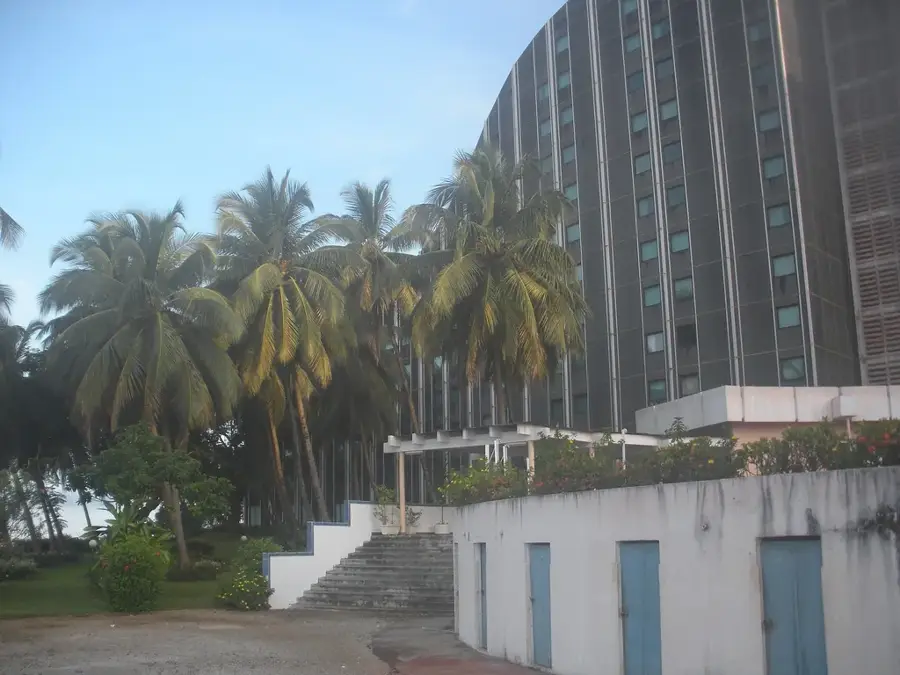 Leuchtturm von Boulbinet — Rathaus von Conakry (Guinea)