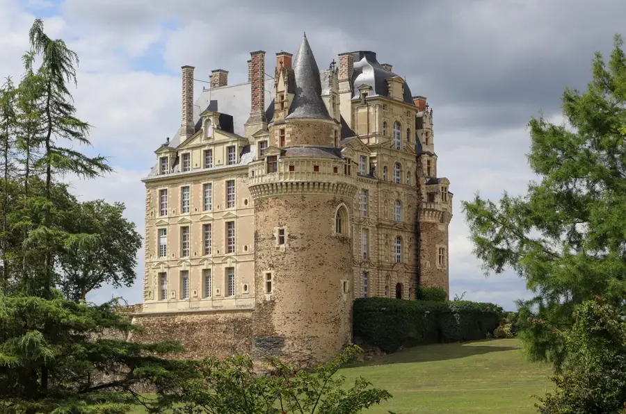 Brissac-Quincé – city