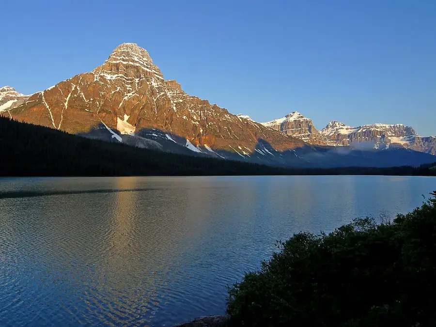 Banff Grizzly Bears — Great Bear Lake (Canada)