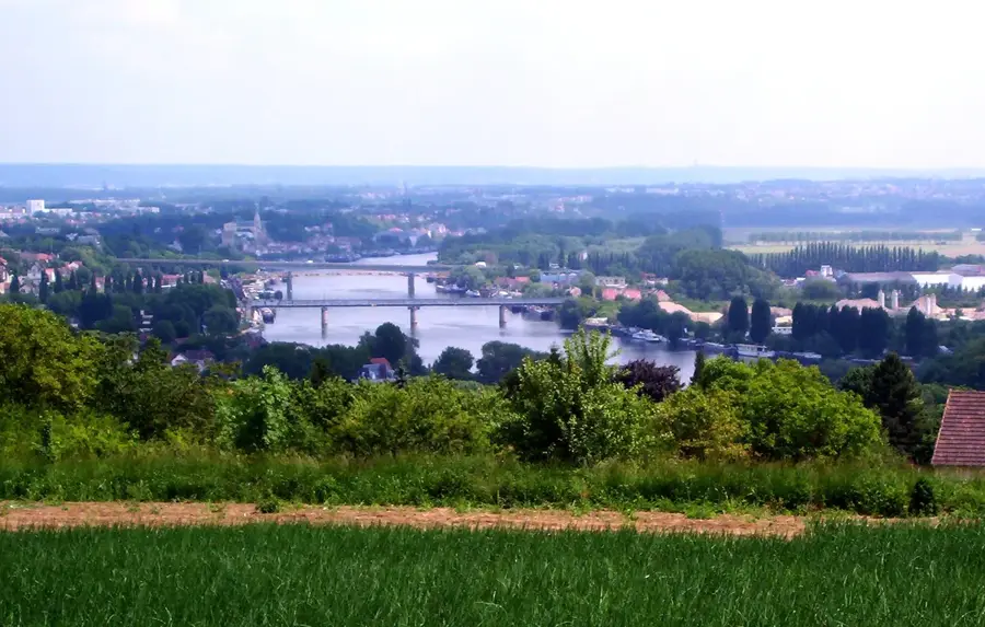 Chanteloup-les-Vignes – city