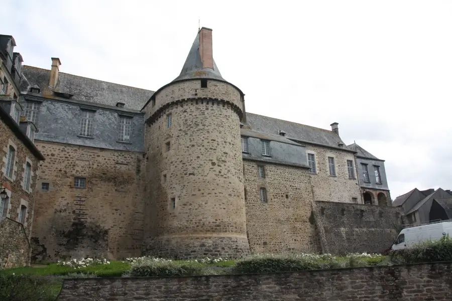 Châteaugiron – city