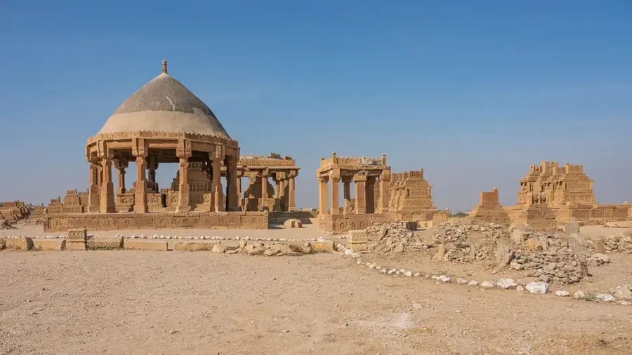 Chaukhandi-Gräber — Baumwollfelder von Sindh (Pakistan)