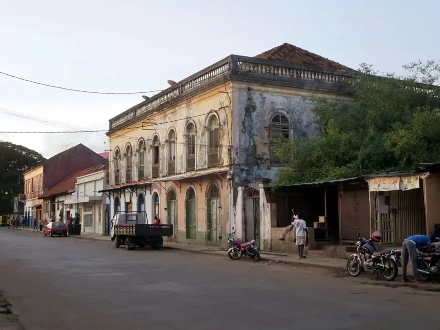 Cine-Teatrul Imperador — Podul peste râul Água Grande (São Tomé și Príncipe)