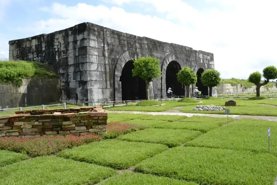 Zitadelle der Ho-Dynastie — Hòa Bình Damm (Vietnam)