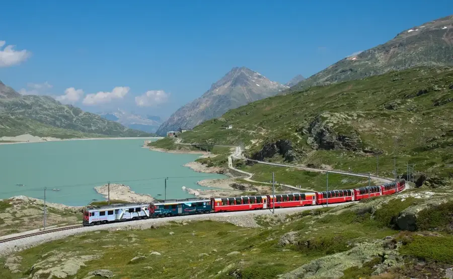 Rhaetian Railway Bernina — Montebello vára (Svájc)