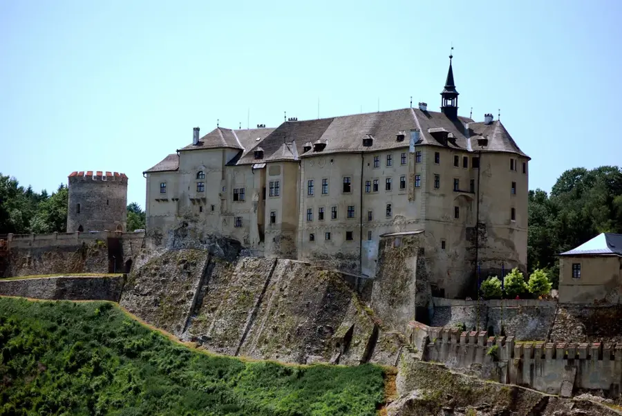 Burg Český Šternberk — Aquapalace Prag (Tschechien)