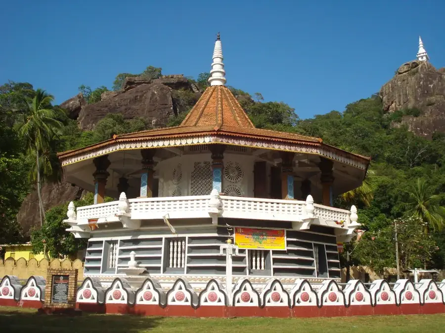 Dimbulagala Raja Maha Vihara — Mihintale (Sri Lanka)