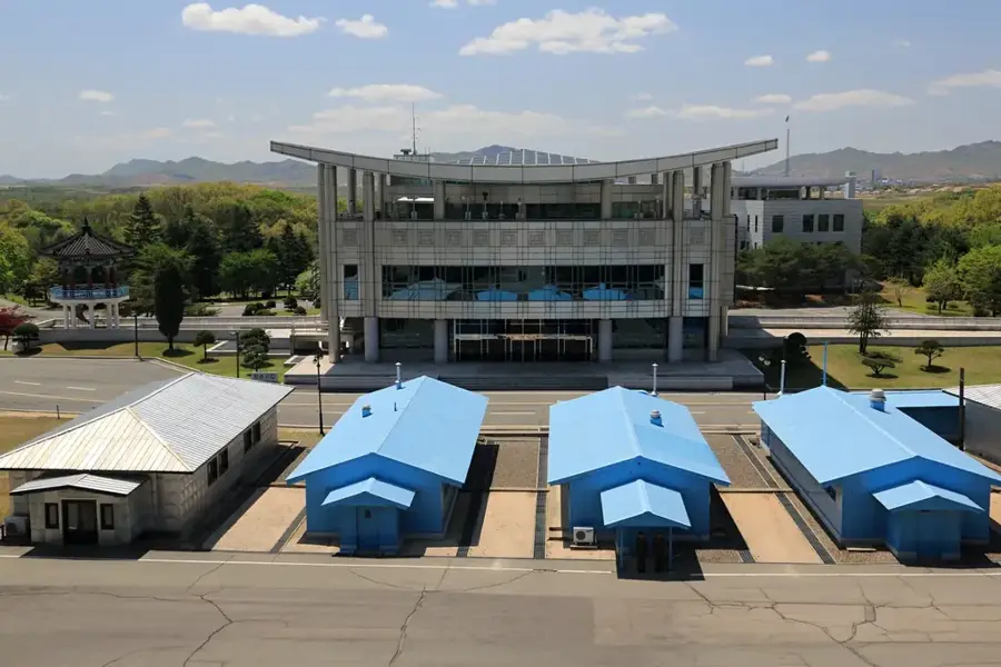 Zona Demilitarizată Coreeană (DMZ) / Panmunjom — Gimpo (Coreea de Sud)