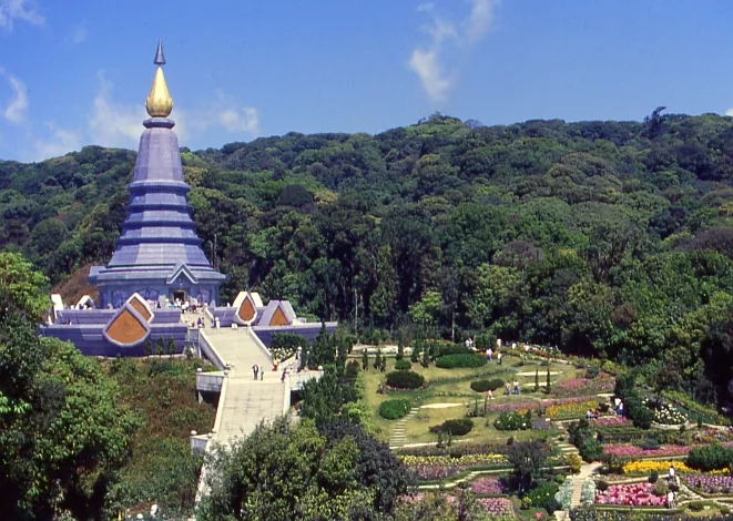 Vârful Doi Inthanon — Trecătoarea celor Trei Pagode (Thailanda)