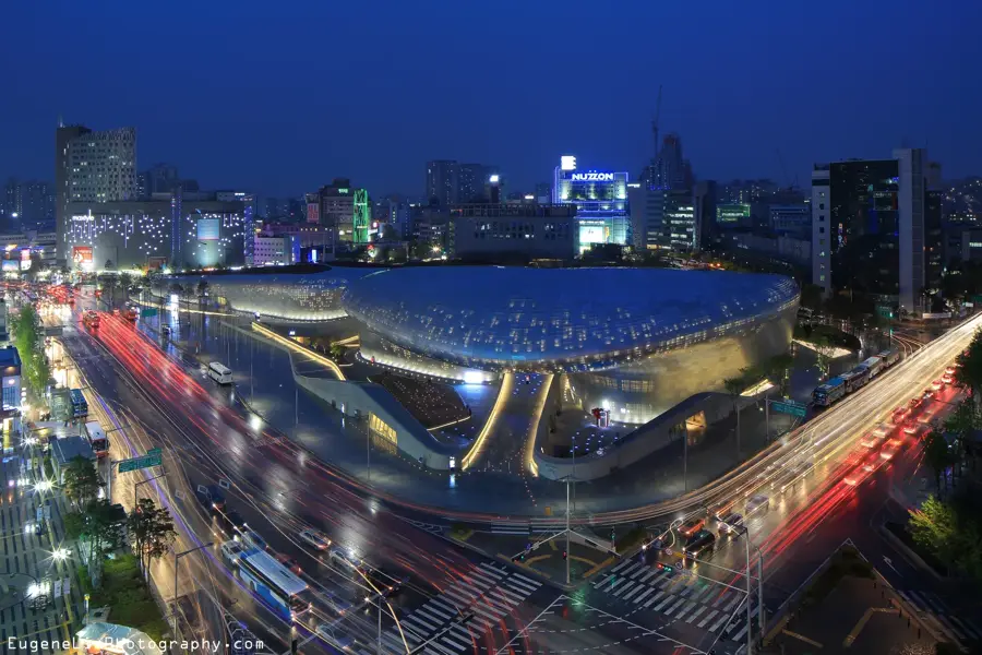Dongdaemun Design Plaza (DDP) — Han-Fluss (Südkorea)