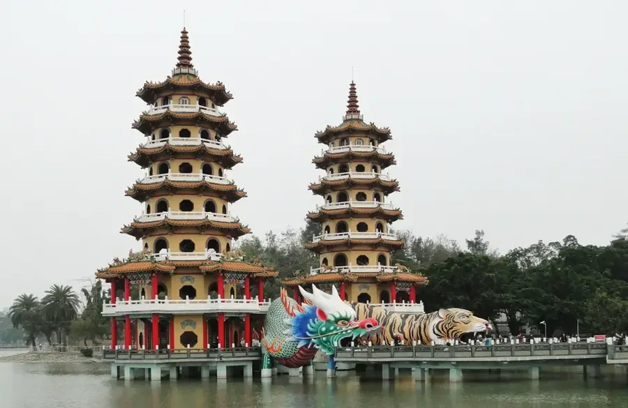 Drachen- und Tigerpagoden — Puzi (Taiwan)