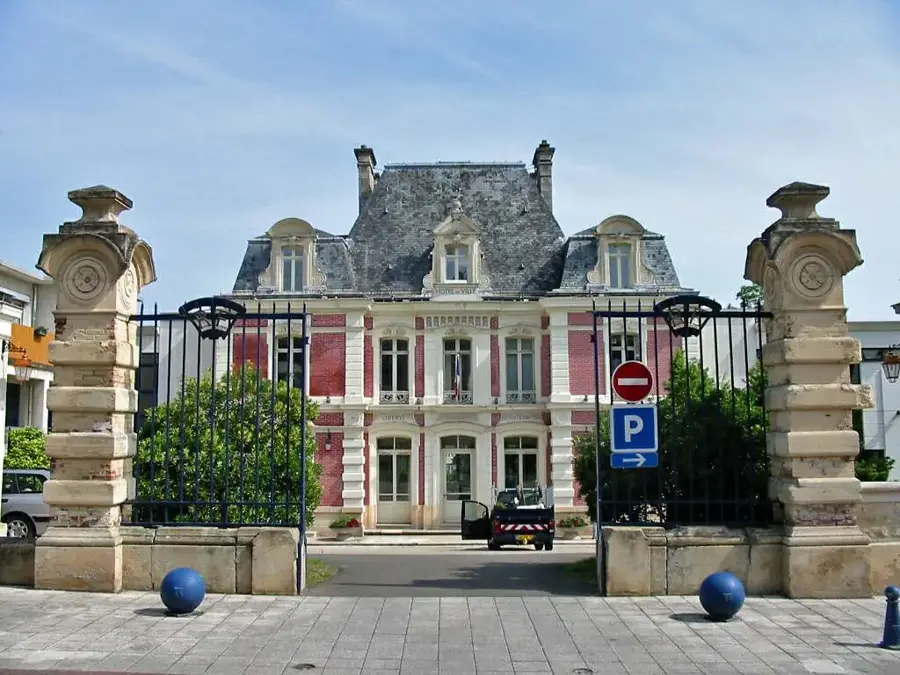 Épône – city