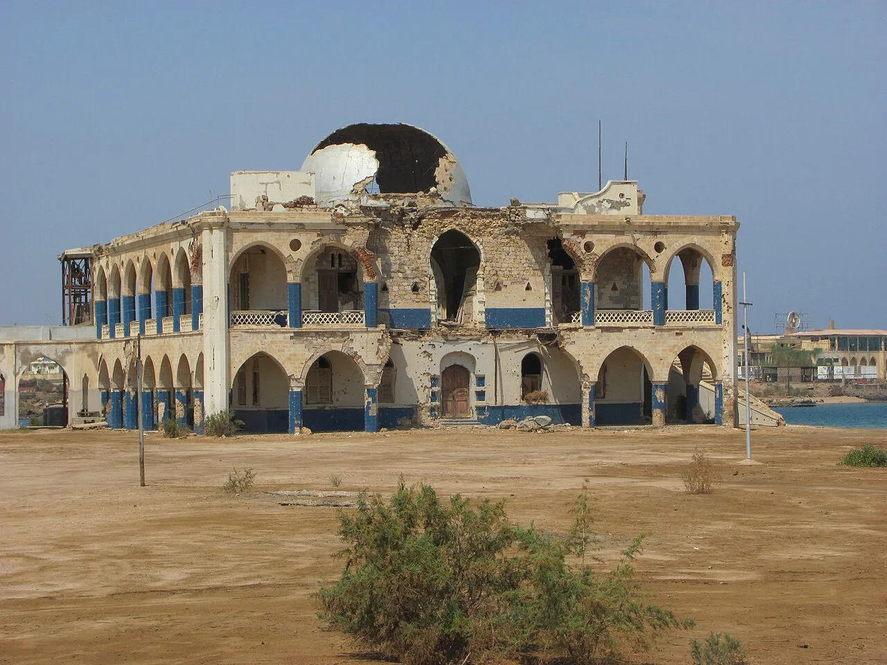 Hafen von Massaua — Nakfa-Denkmal (Eritrea)