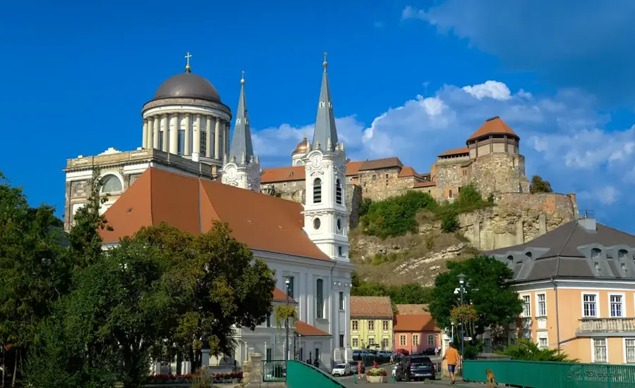 Esztergom-Kertváros — Tata (Magyarország)