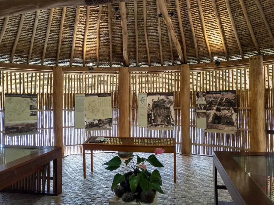 Berg Popoti — Maeva Marae Komplex (Französisch-Polynesien)