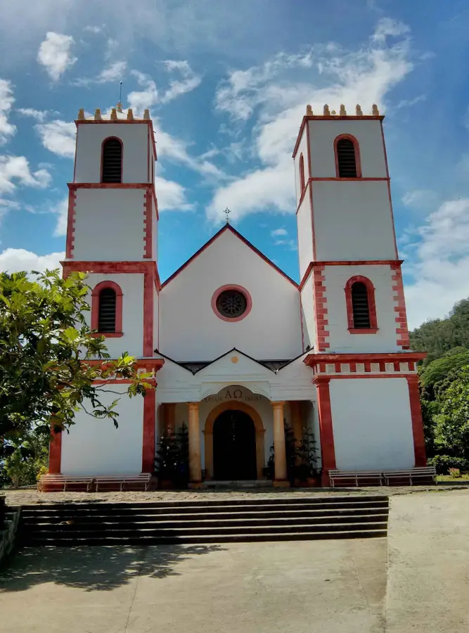 St. Michael Kathedrale (Rikitea) — Ruinen des Königspalastes Rikitea (Französisch-Polynesien)