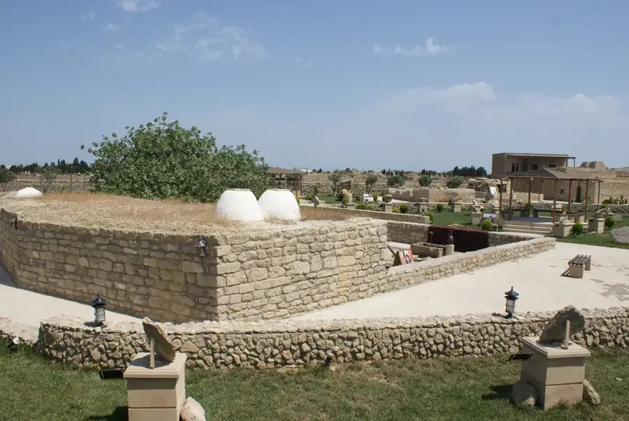 Archäologisches Reservat Qala — Ateschgah (Aserbaidschan)
