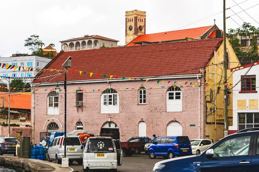 Carenage kikötő — Szent György anglikán templom (Grenada)