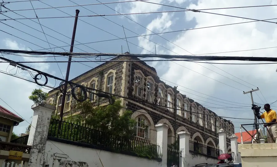 Parlament épülete — Szent György anglikán templom (Grenada)