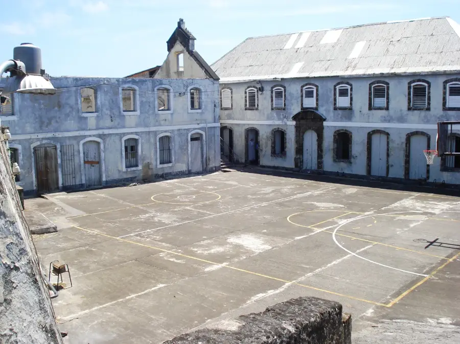 St. George's kikötője — Szent György anglikán templom (Grenada)