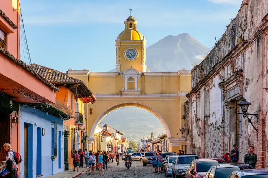 Antigua Guatemala — Tikal (Guatemala)