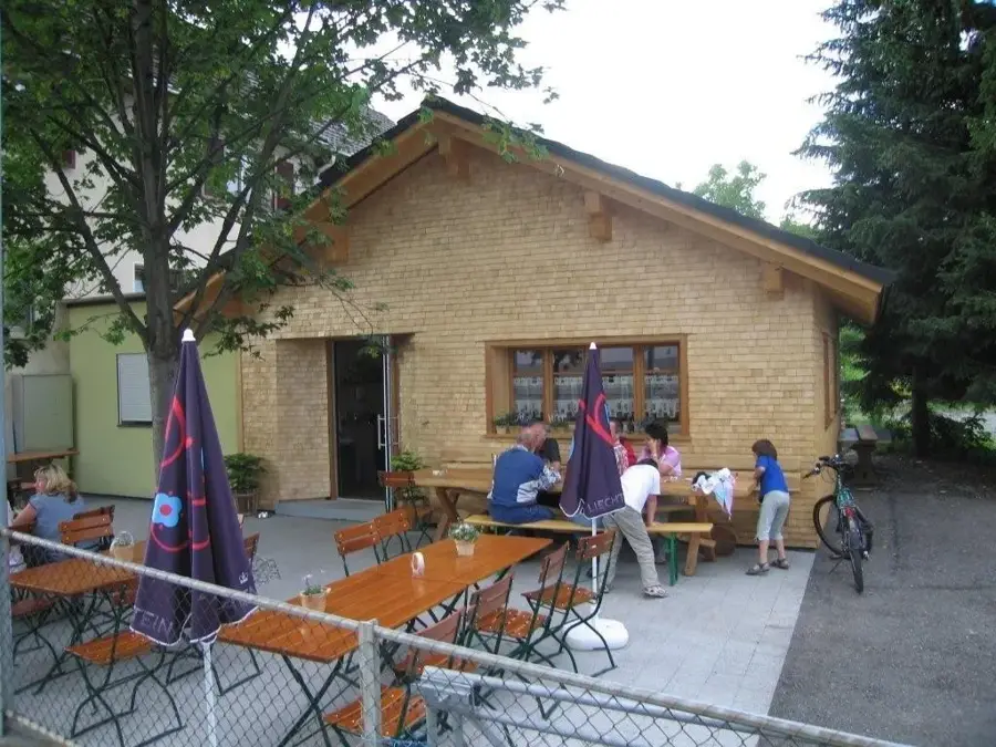 Kreuzkapelle Eschen — Dreischwesternhaus (Liechtenstein)