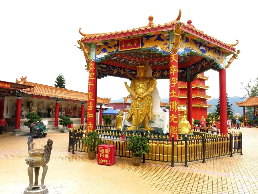 Tízezer Buddha kolostora