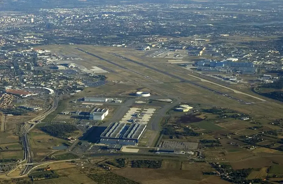 Airbus-Werk Toulouse — Küste bei Barawa (Somalia)