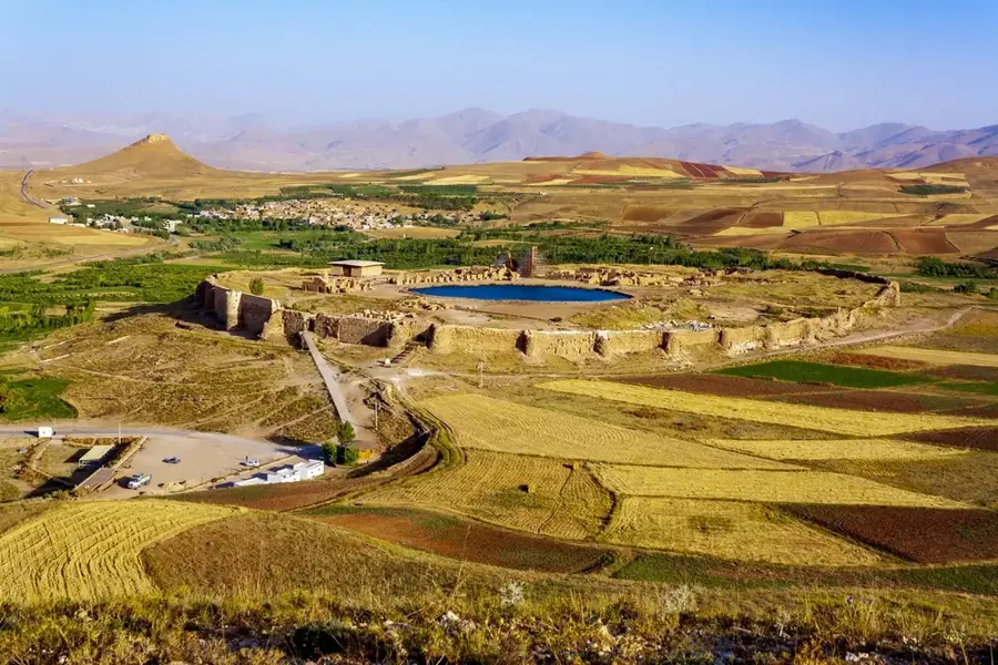 Tacht-e Soleiman — Taq-e Bostan (Iran)