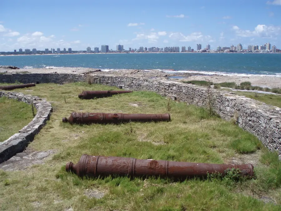 Isla Gorriti — Cuartel de Dragones (Uruguay)