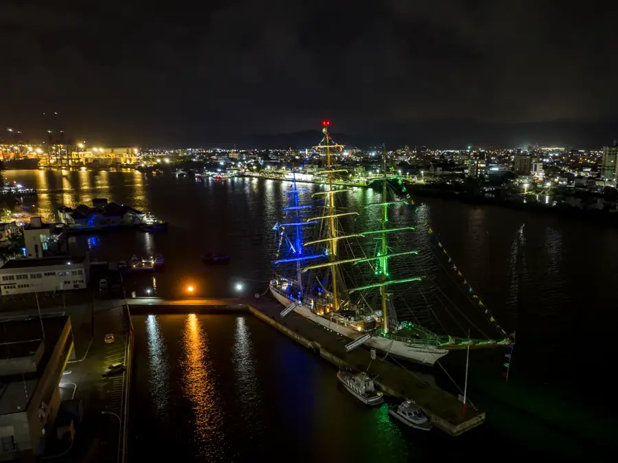Hafen von Itajaí — Hercílio-Luz-Brücke (Brasilien)