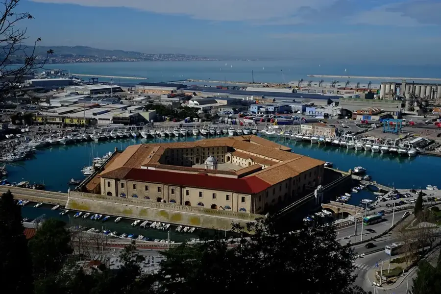 Mole Vanvitelliana — Pietraperla (Italia)