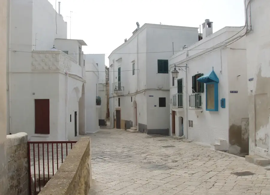 Castellaneta Marina — Sassi di Matera (Italia)