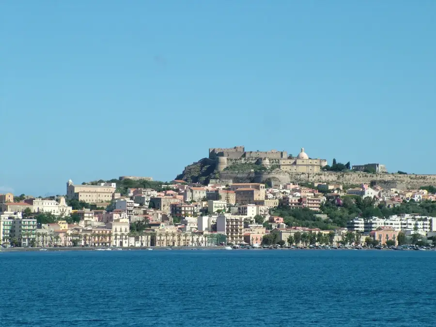Milazzo — Portul Gioia Tauro (Italia)