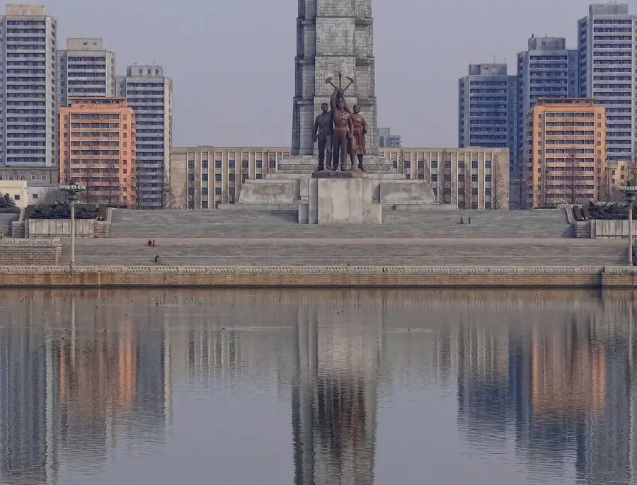 Turnul Juche — Râul Taedong (Coreea de Nord)