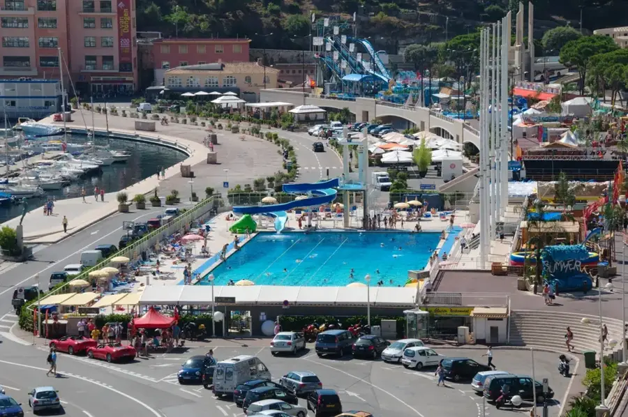 Rainier III vízi stadion — Irgalmasság kápolna (Monaco)