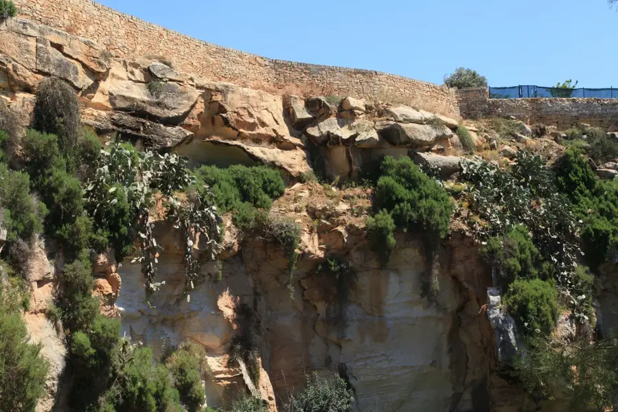 Il-Maqluba Doline — Hal Far Industriegebiet (Malta)