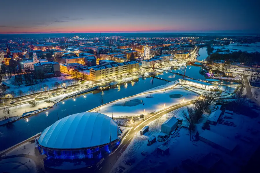 Kirchturm von Jelgava — Kupfermine Yanqul (Oman)