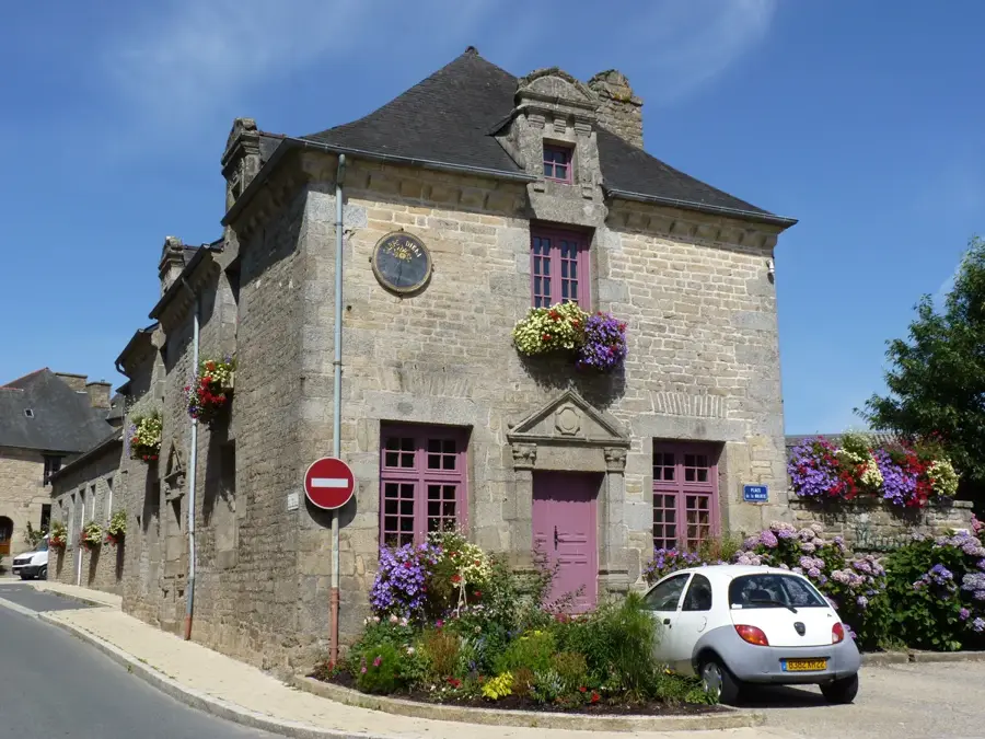 Le Mené – city
