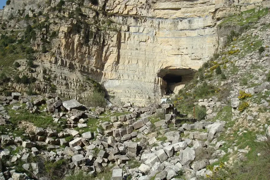 Afqa-Grotte — Bacchustempel (Libanon)