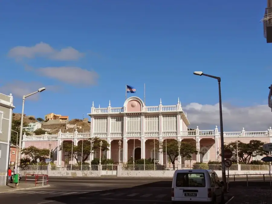Liceu Gil Eanes (Mindelo) — Cabnave-Schiffswerft (Cabo Verde)