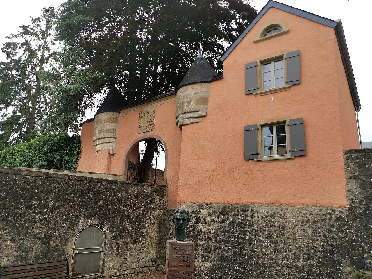 Krounebierg Park — Mersch Castle (Luxembourg)