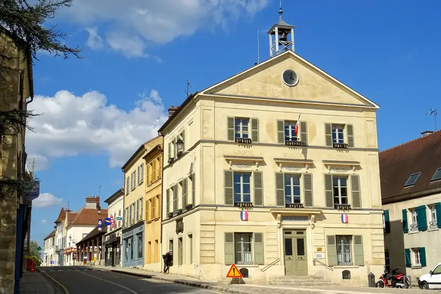 Luzarches – city