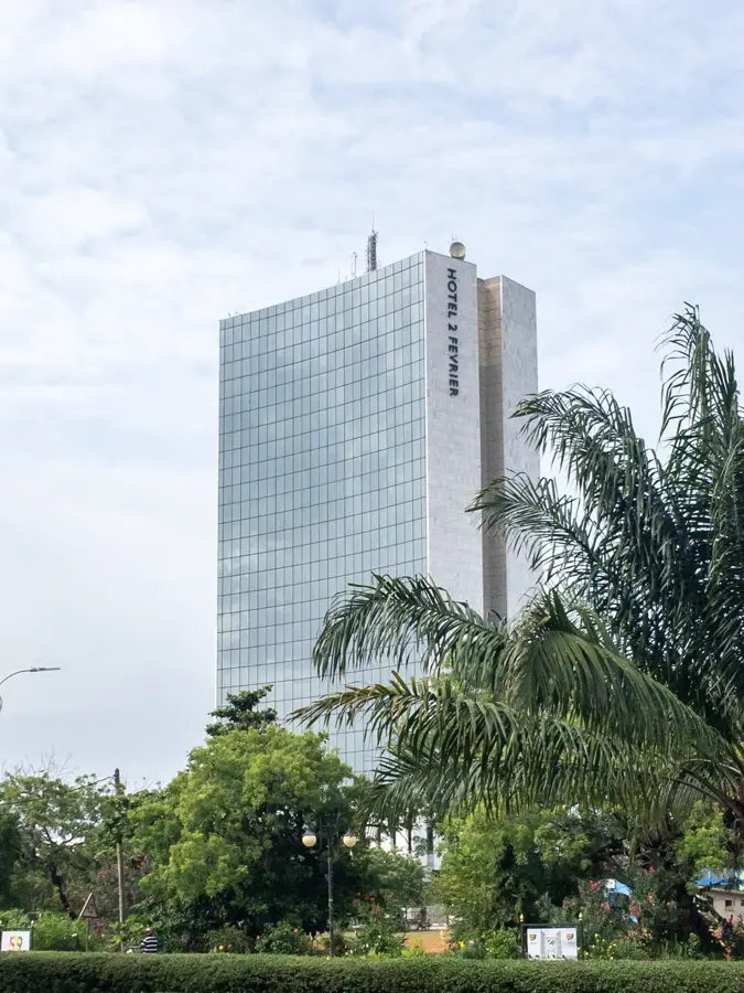 Loméi városháza — Nemzeti Egység Emlékműve (Togo)