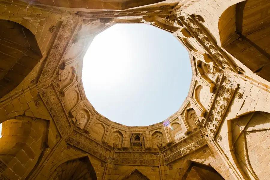 Nekropole von Makli — Baumwollfelder von Sindh (Pakistan)